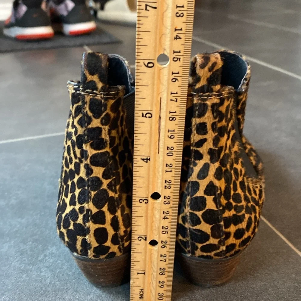 Vince Camuto womens calf‎ hair leopard print heeled leather booties size 6